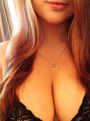 Brunette show her goodies