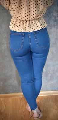 Juicy Lulu in sexy jeans and high heels teases