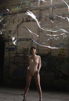 Body Fetiche Lou Nesbit. 