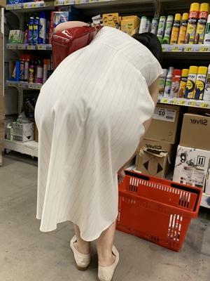 Mature in mall. Upskirt
