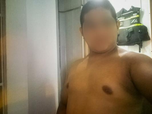 Yop Sin Camiseta en el Pasillo del Trabajo - I