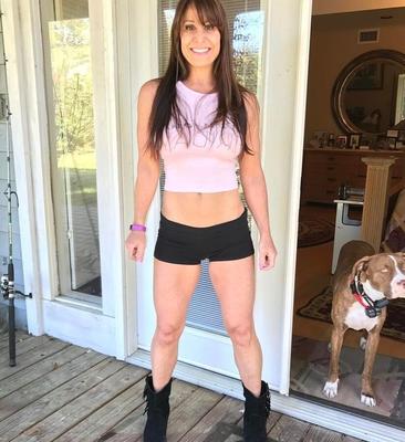 セクシーな黒のホットパンツを履いたホットな素人熟女