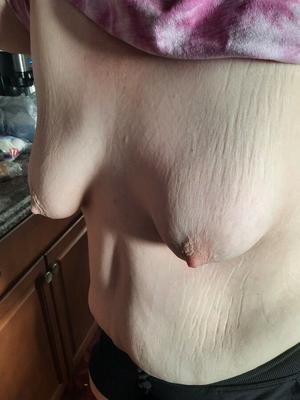 ぽっちゃり系妻のはつらつとした乳首とストレッチマーク