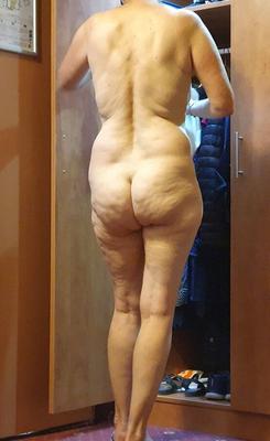 MILF mit großem Arsch und haariger Muschi