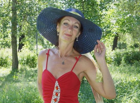 Red dress - green garden