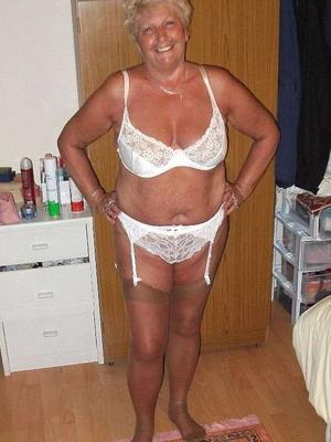 MATURE SLUTS WEAR STOCKINGS