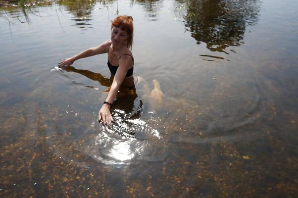 Spielen Sie mit Sun im Derzha-Fluss