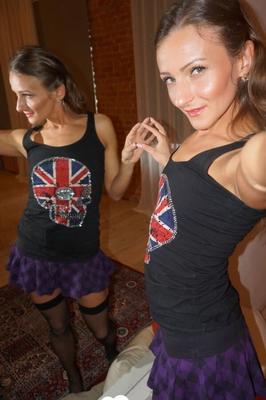 いたずらなイギリス人美女がお気に入りのストッキングでからかう