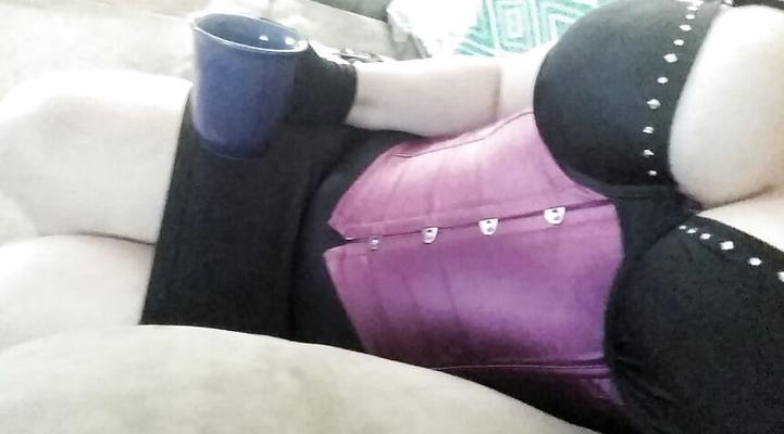 MILF em Roxo Espartilho