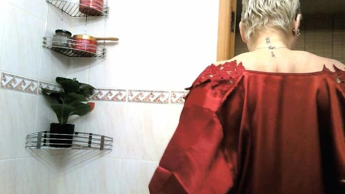 熱いロシア人熟女エイミーしゃぶり