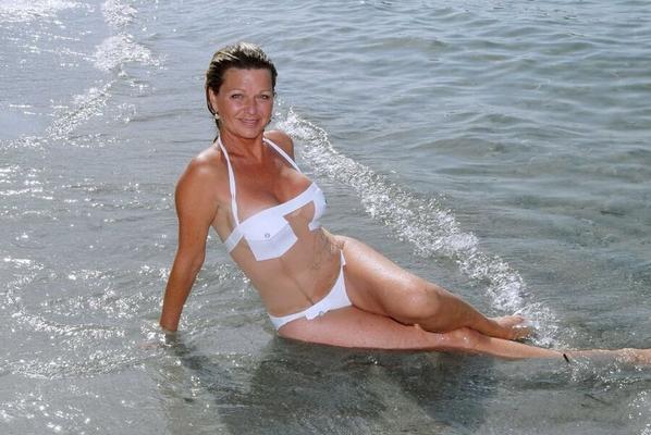 Jeane Manson loves the beach