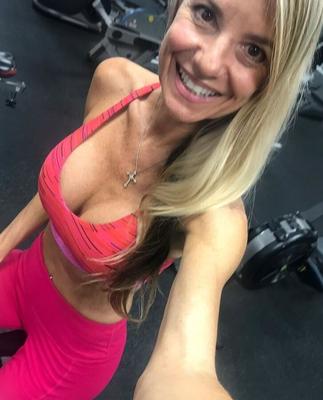 SKINNY MILF NN