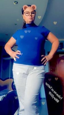 服を着た状態から脱いでいる成熟した状態まで