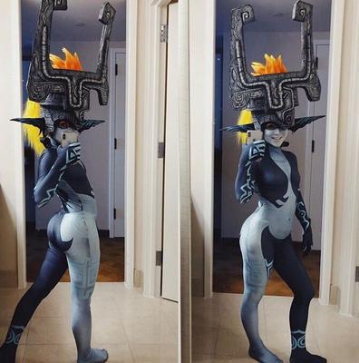 Hot cosplayer