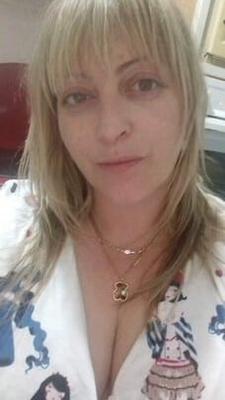 Sharon aus Wales entfesselt ihre großen Brüste