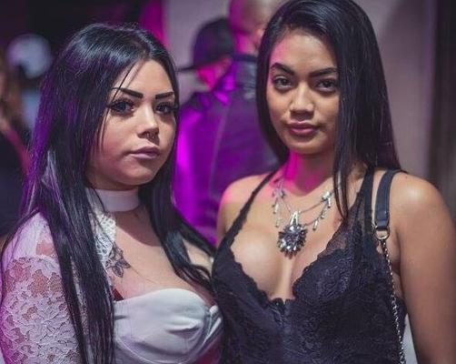 Mädchen feiern im Club - Paris