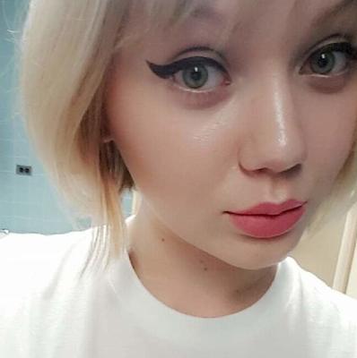 ブロンドのバイセクシュアルひよこ
