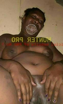 PNG mama posing with her black kan