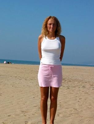 隣のセクシーな若いブロンド