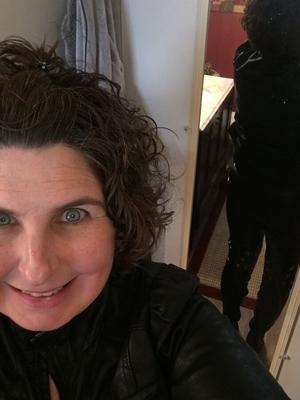 MILF IN LEATHER SELFIES