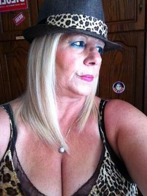 Mature and hot (Cleavage)