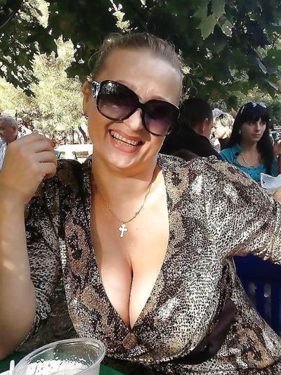 20P Mature ladies braless cleavage pokies 132