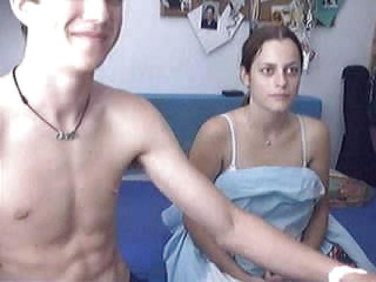 25P Sweet Skater Boy Fingert Muschi seiner Freundin vor der Cam