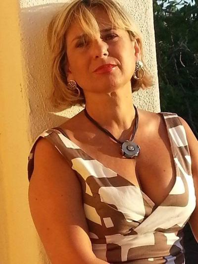 20P Mature ladies braless cleavage pokies 131