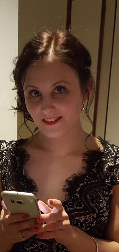 25P Anyone know this 33 year old Aussie slut wife?