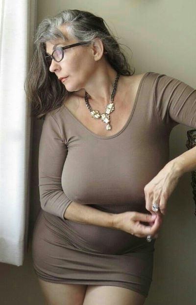 20P Mature ladies braless cleavage pokies 130