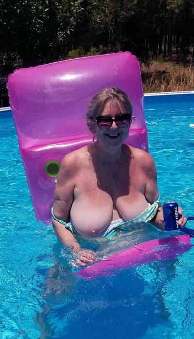 16P Bbw mix 843 (Drinking women)