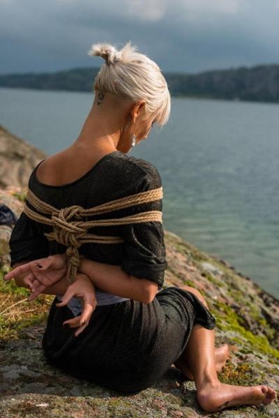 25P Sitzende Frauen in schoener Bondage #16