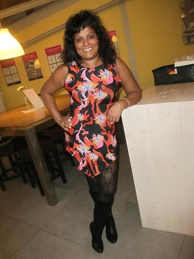 25P Mature Aisha let see her legs on Facebook