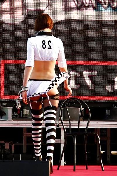 13P Filles en jupes courtes - 9 (vent coquin, non nue)