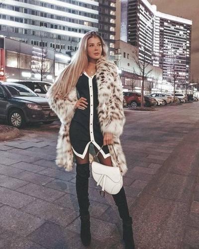 25P woman in fur coat 22