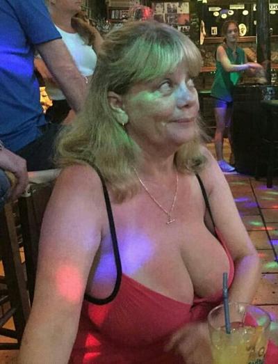 20P Mature ladies braless cleavage pokies 129