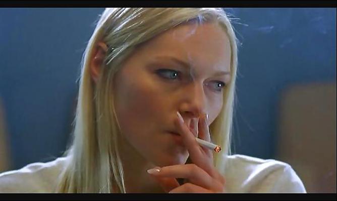 25P Laura Prepon Sie ist ein heißes, rauchendes Babe.