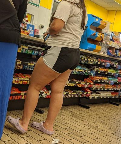 24P Esta zorra de 22 años tiene piernas grandes