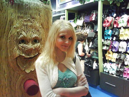 20P Blonde girl posing for pictures