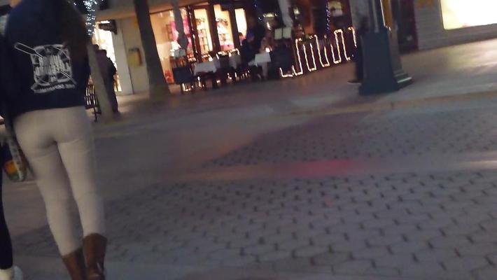 19P Plus de jolis culs et fesses d'adolescents en jeans blancs