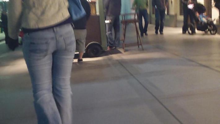 25P Fesses et cul la nuit en jeans serrés