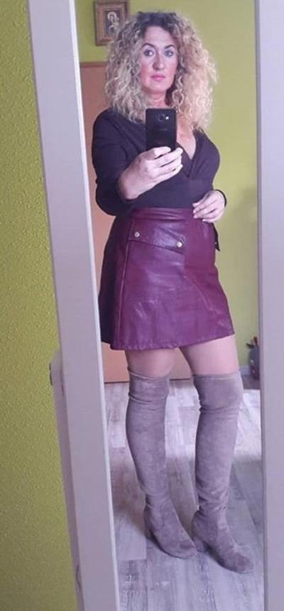 25P Insta Milfs &amp; Gilfs wearing boots 9