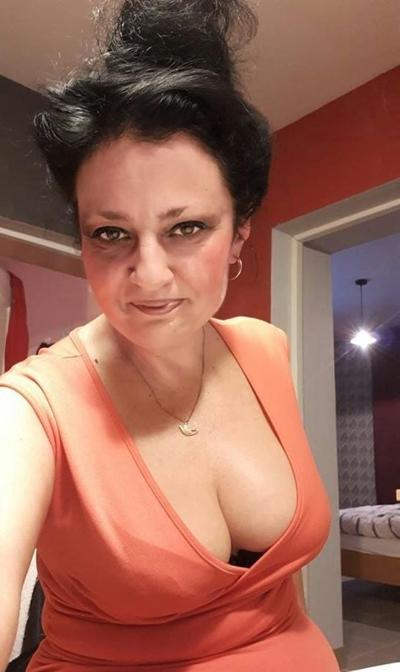 20P Mature ladies braless cleavage pokies 123