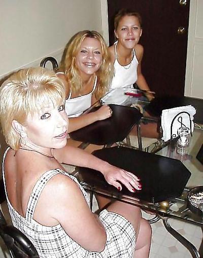 18P MOTHER AND DAUGHTERS