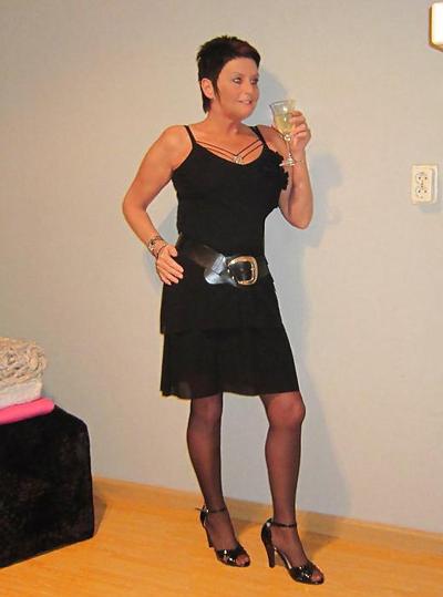 17P Dirty facebook mom in pantyhose en short skirt