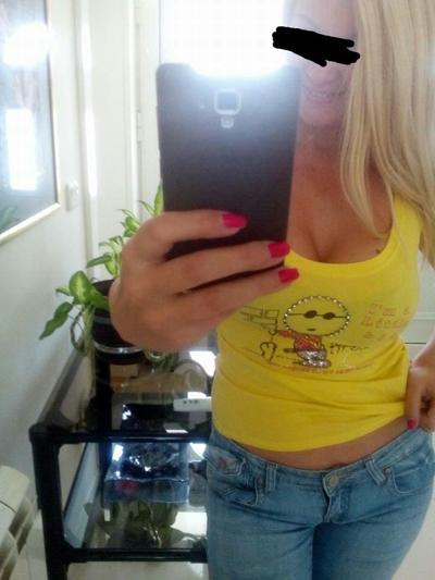 5P Ma maman blonde Bimbo a volé des photos # 1 UNIQUEMENT POUR LES GROSSES BITES NOIRES