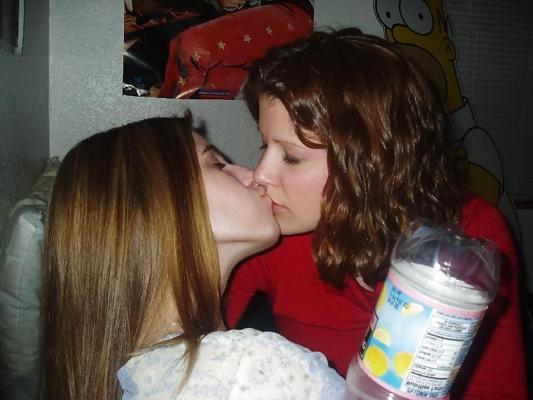 16P Kissing Girls