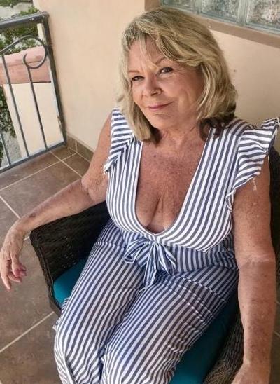 20P Mature ladies braless cleavage pokies 116