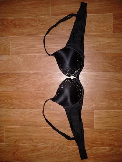 10P My gf victoria secret bra 38b