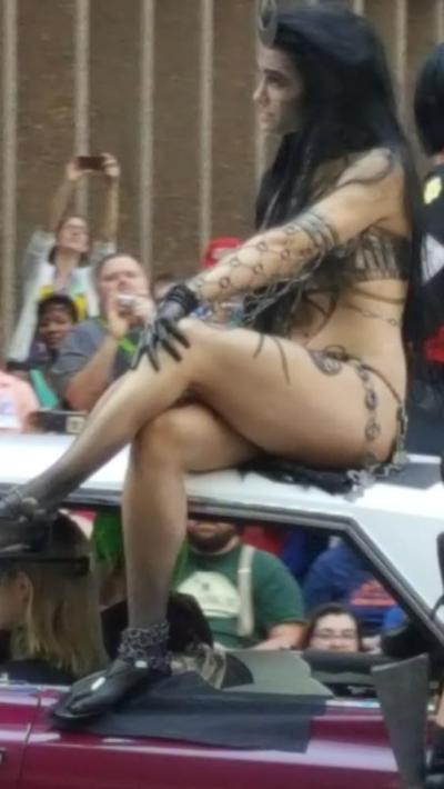 25P Voyeur pics of women at the Dragon Con parade  - tits and as
